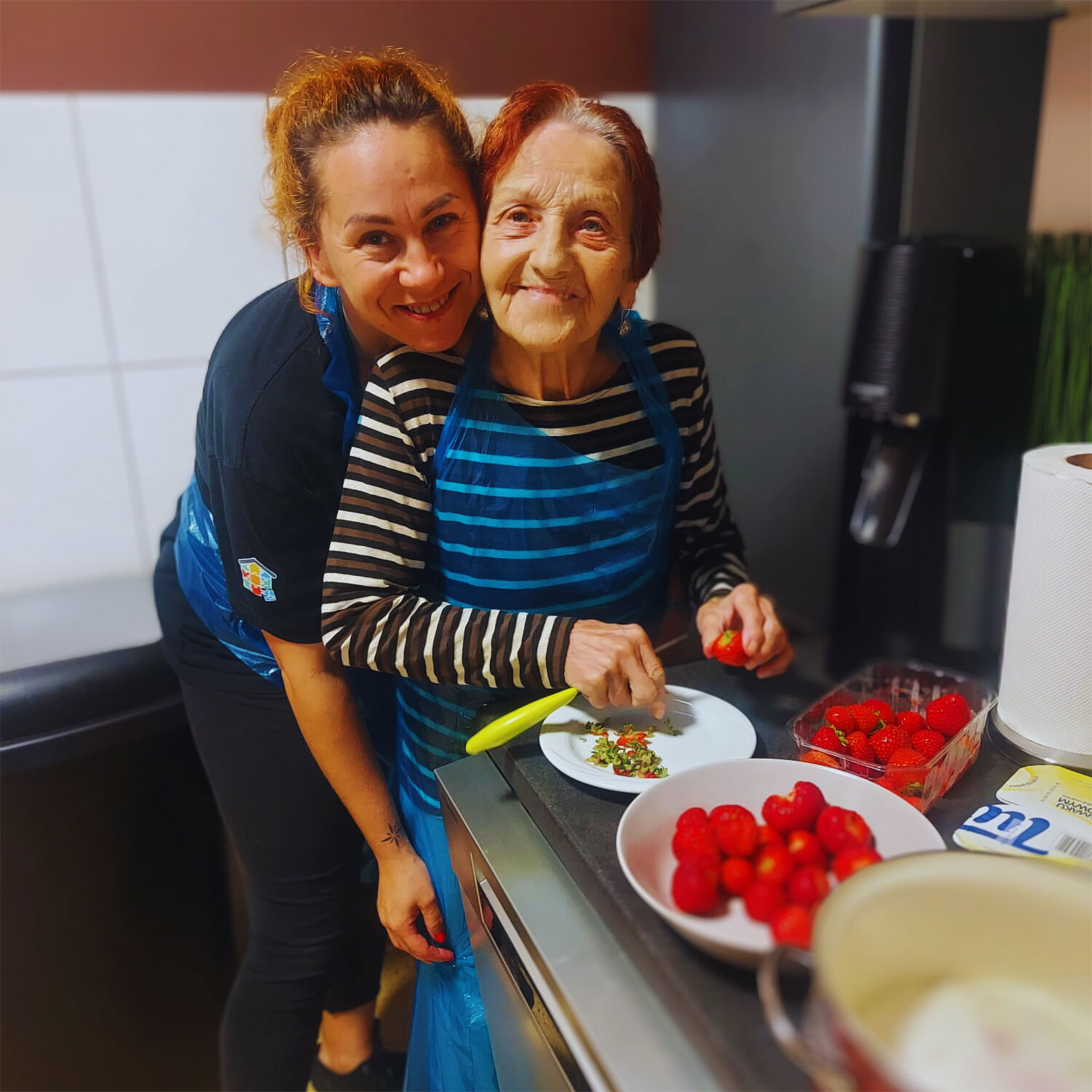 zdjęcie przedstawiam Ewę ze swoją podopieczną w trakcie przygotowywania deseru truskawkowego