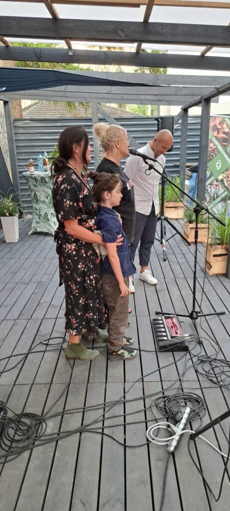 Przemek Szczotko, Gosia Jaskulska, Ola Frołowicz z synem Mateuszem na scenie podczas otwarcia Kawiarenki Społecznej