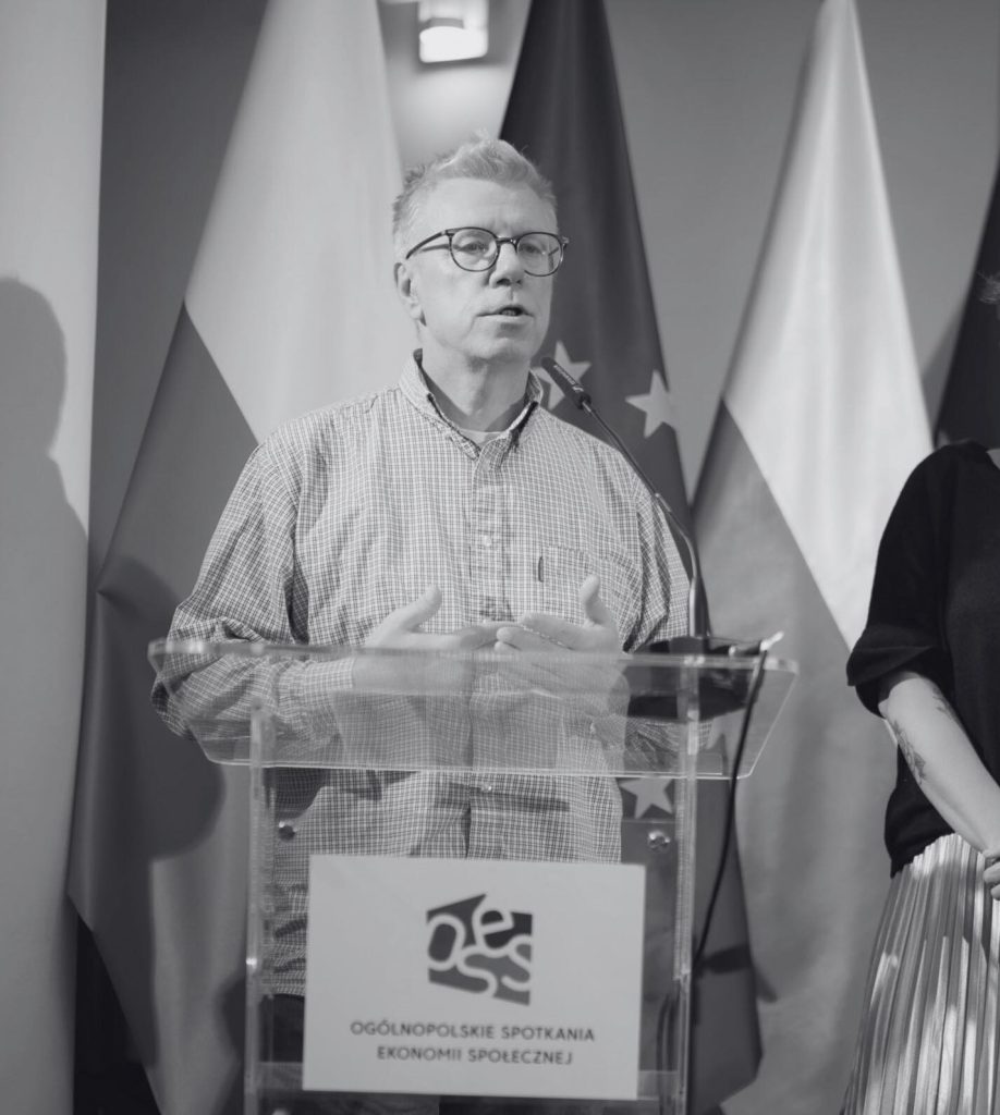 CZARNO BIAŁE ZDJĘCIE PRZEDSTAWIAJĄCE ZMARŁEGO CEZAREGO MIEŻEJEWSKIEGO